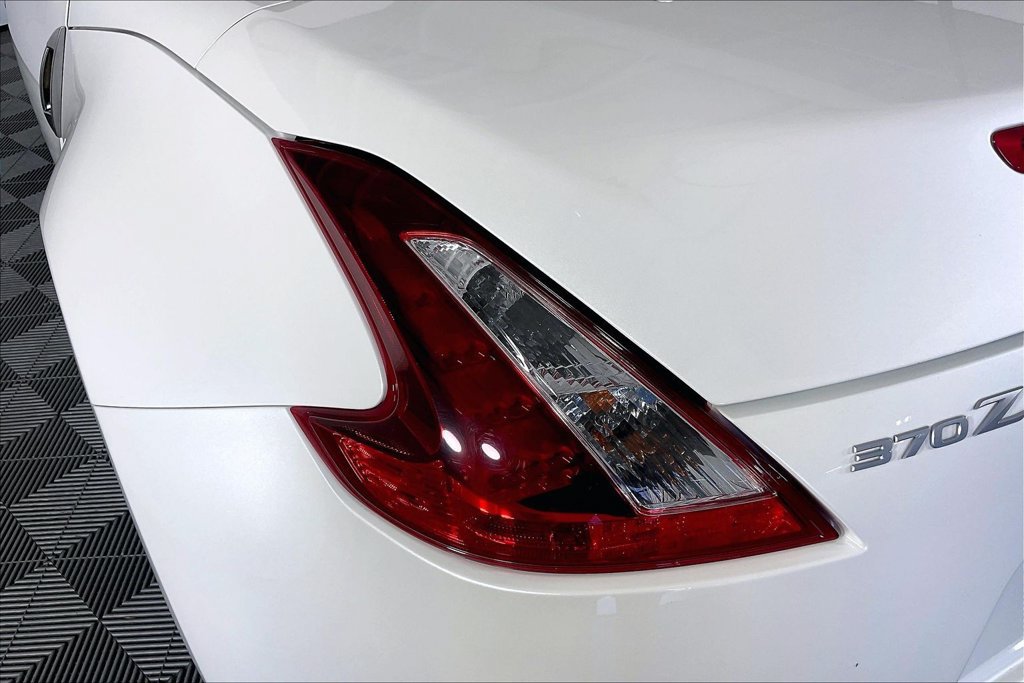 Used 2018 Nissan 370Z Touring RWD image 34