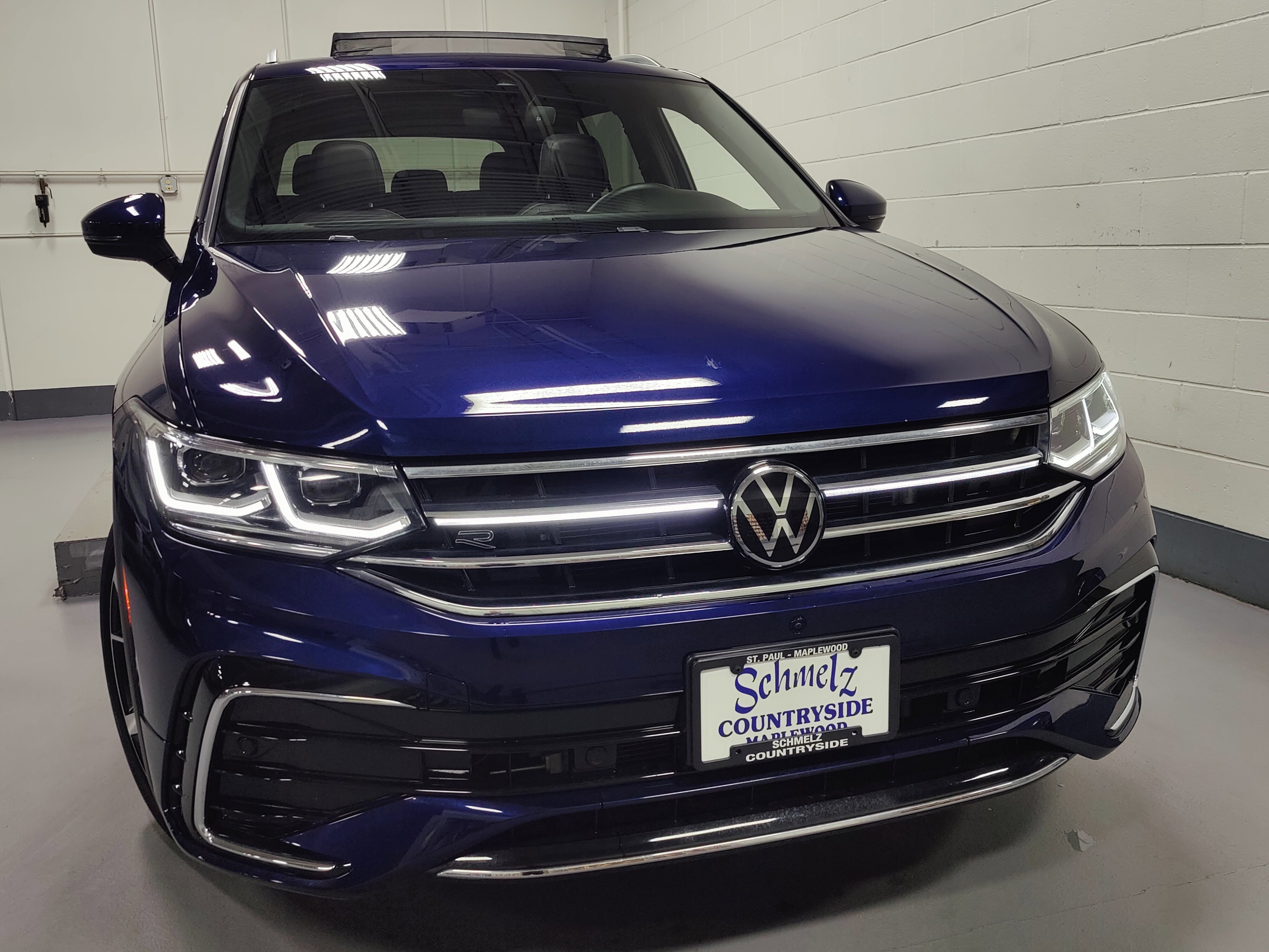 Used 2024 Volkswagen Tiguan SEL R-Line image 2