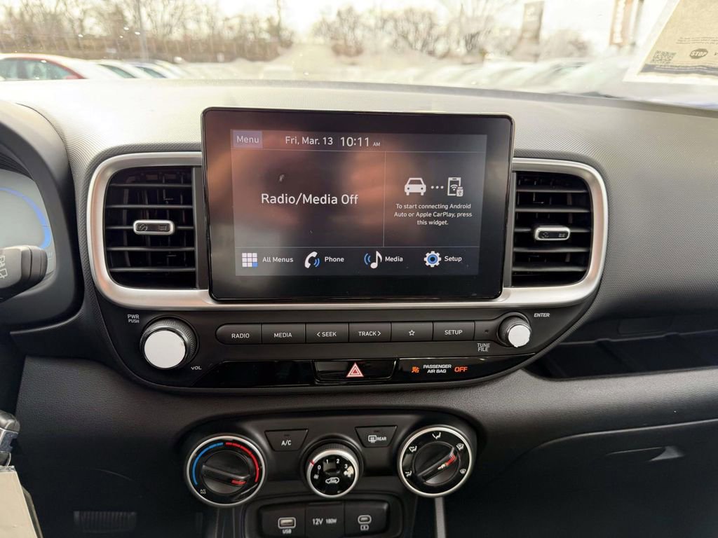 Certified 2025 Hyundai Venue SE image 19