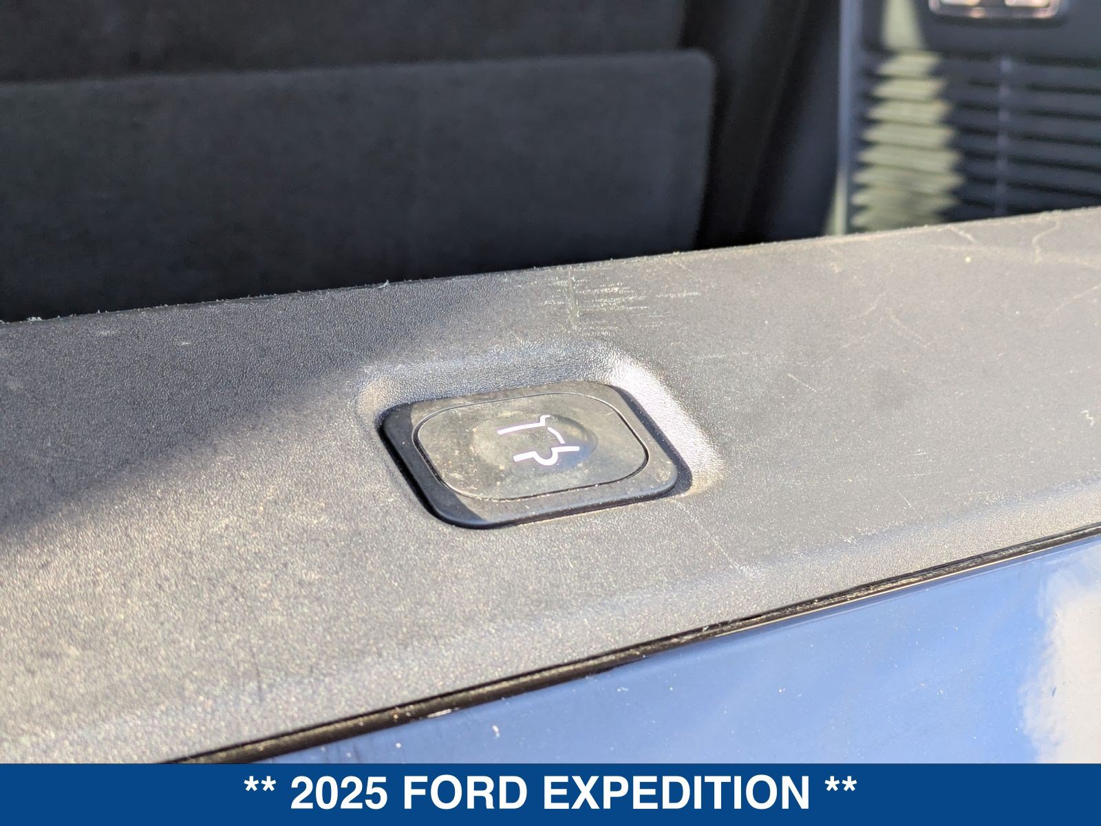 Used 2025 Ford Expedition Active AWD/4WD image 17