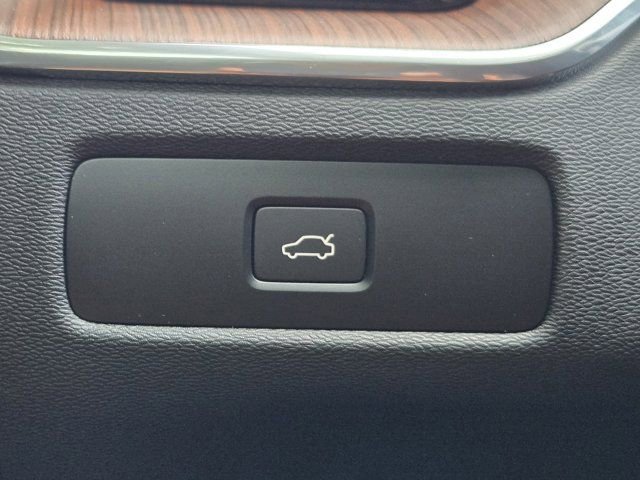 Used 2023 Volvo XC60 B5 Ultimate w/ Protection Package Premier image 22