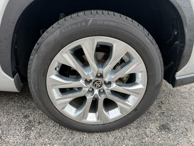 Used 2023 Toyota Highlander Limited FWD image 3