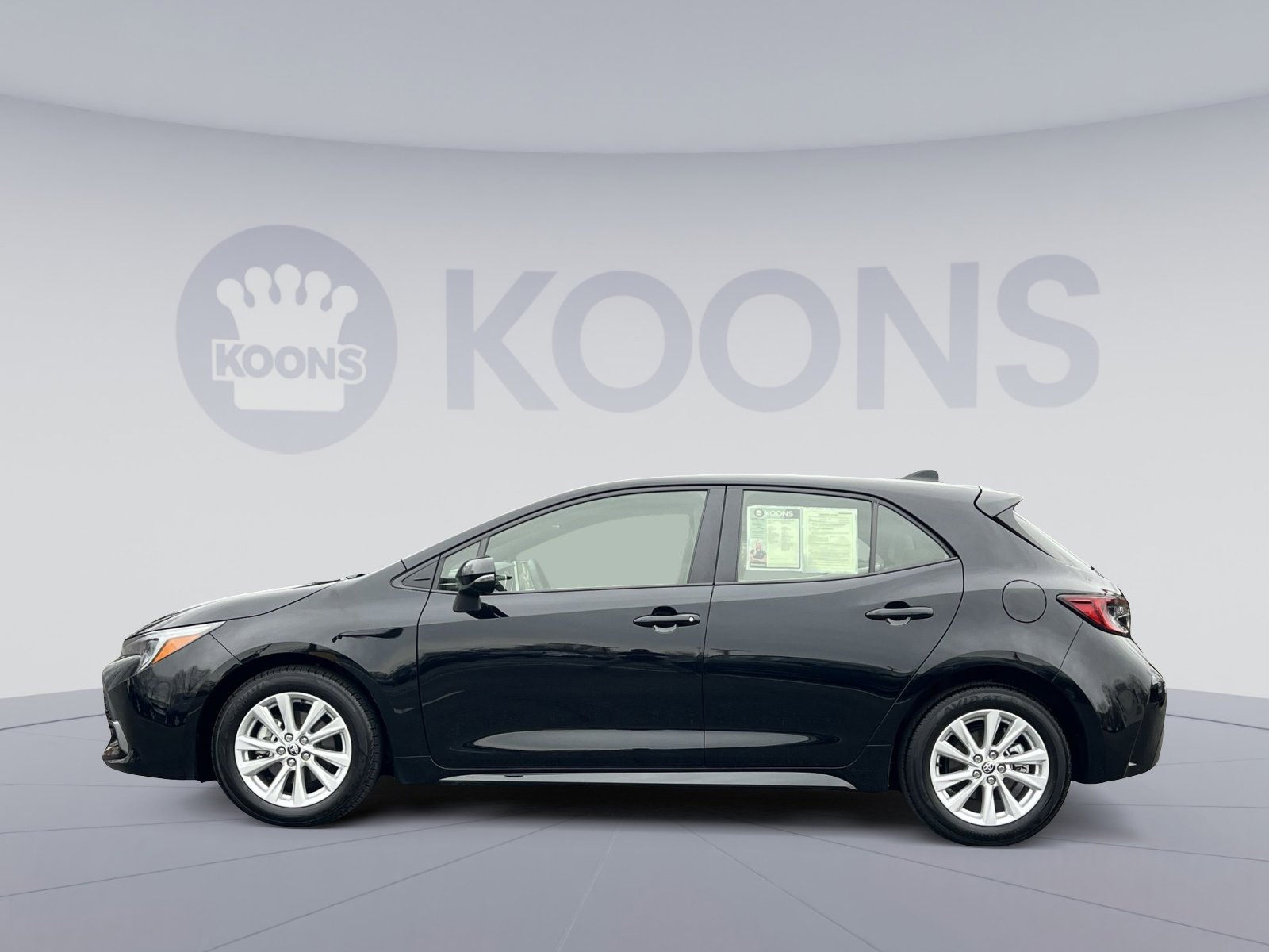 Used 2025 Toyota Corolla SE image 2