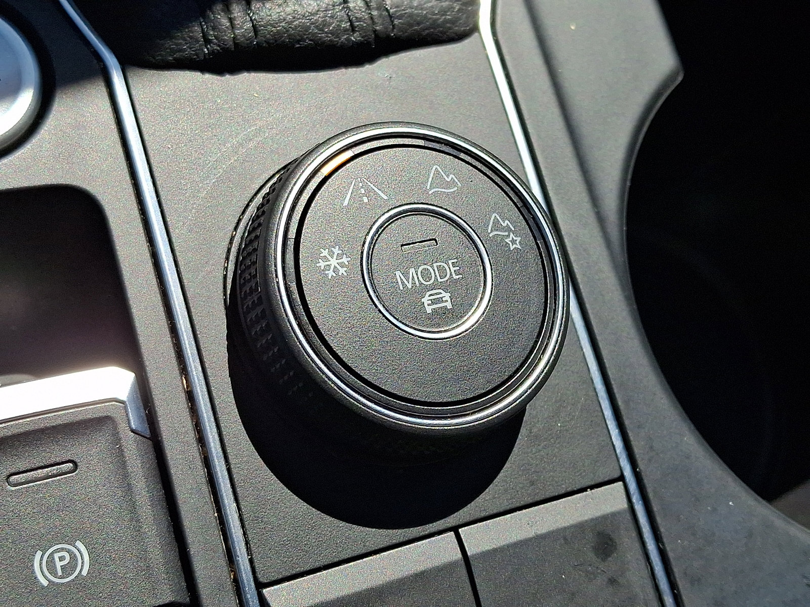 Used 2020 Volkswagen Atlas Cross Sport SE w/ Towing Package image 24