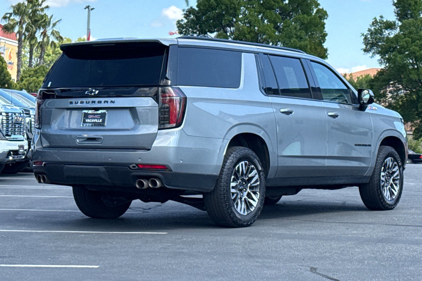 Used 2025 Chevrolet Suburban Z71 AWD/4WD image 5