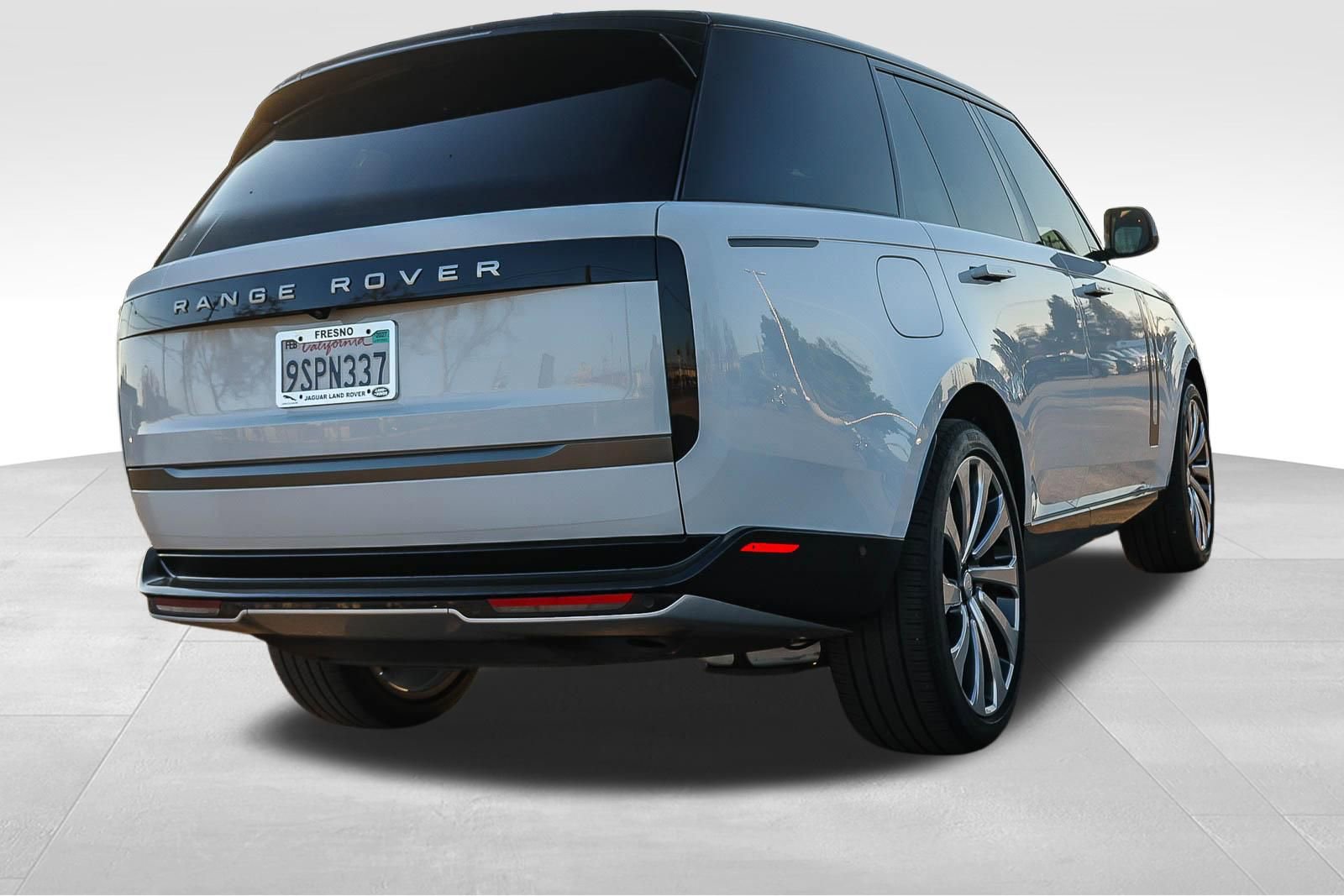 Certified 2025 Land Rover Range Rover SE image 5