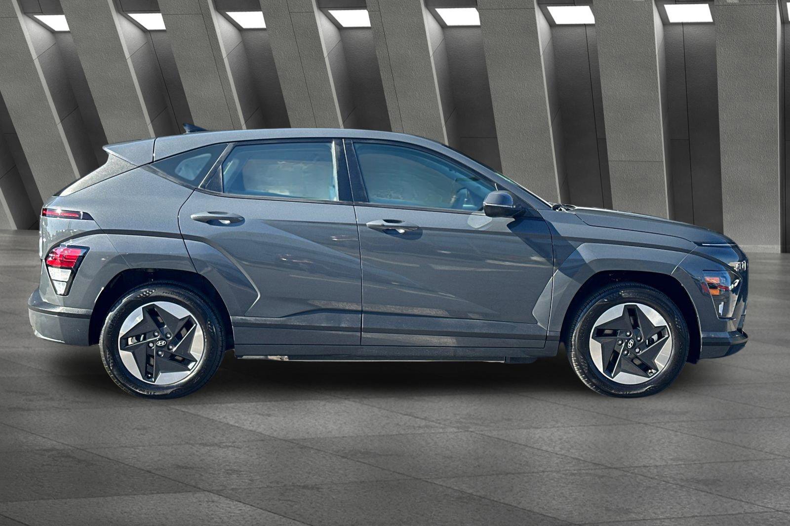 Used 2024 Hyundai Kona SE image 3