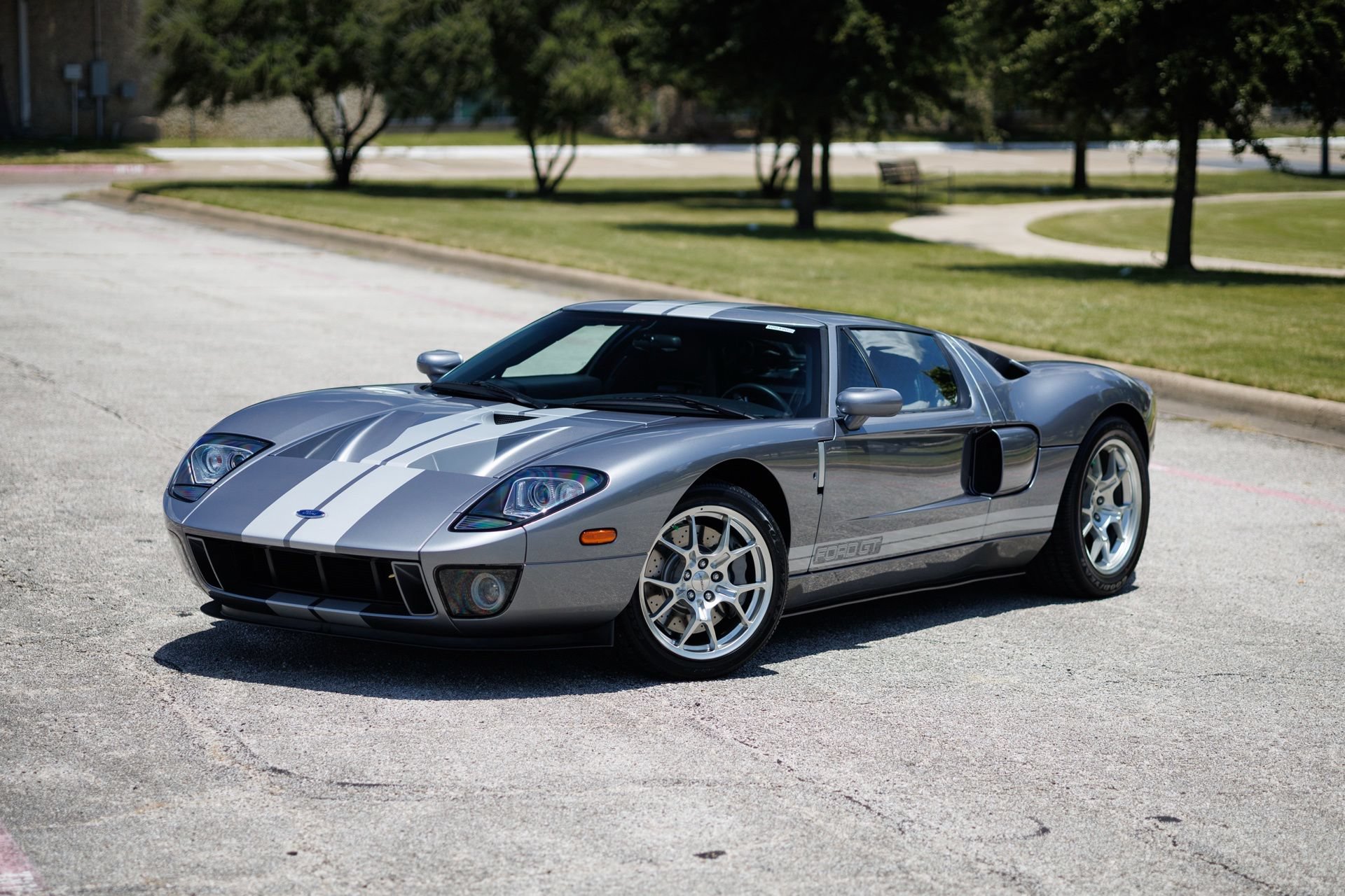 Used 2006 Ford GT RWD image 4