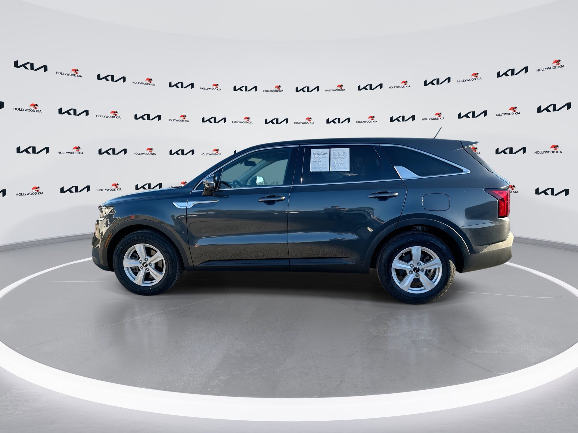 Used 2023 Kia Sorento LX image 5