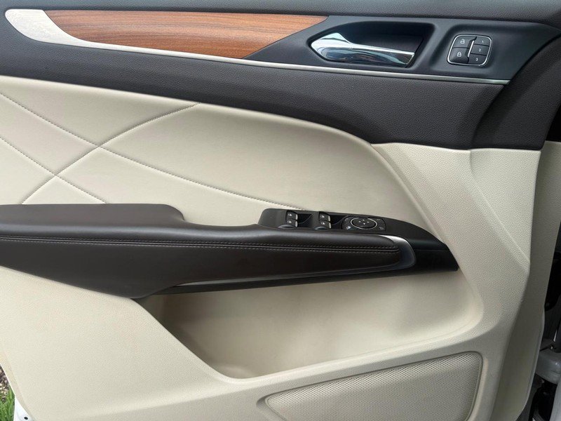 Used 2016 Lincoln MKC Reserve image 23