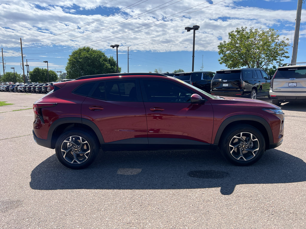 Used 2025 Chevrolet Trax LT w/ Driver Confidence Package FWD image 4