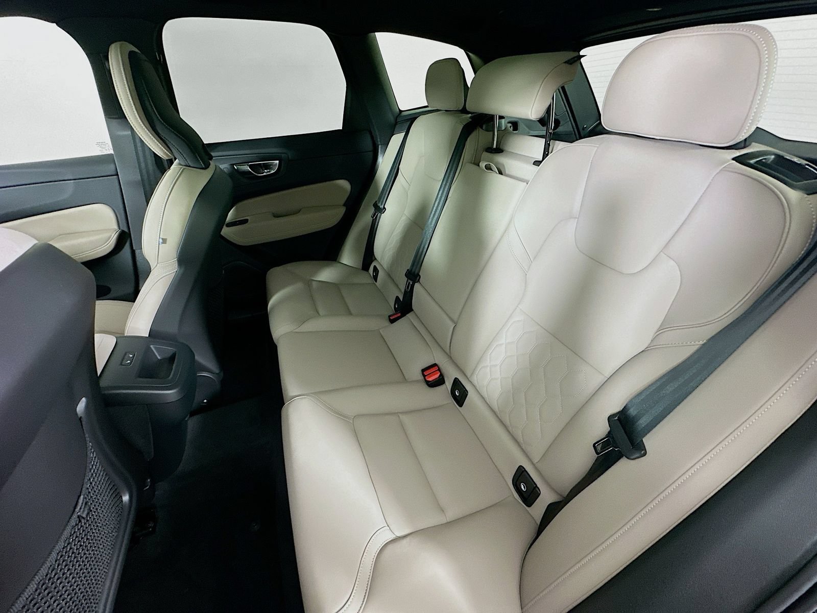 New 2026 Volvo XC60 B5 Plus w/ Protection Package Premier AWD/4WD image 36