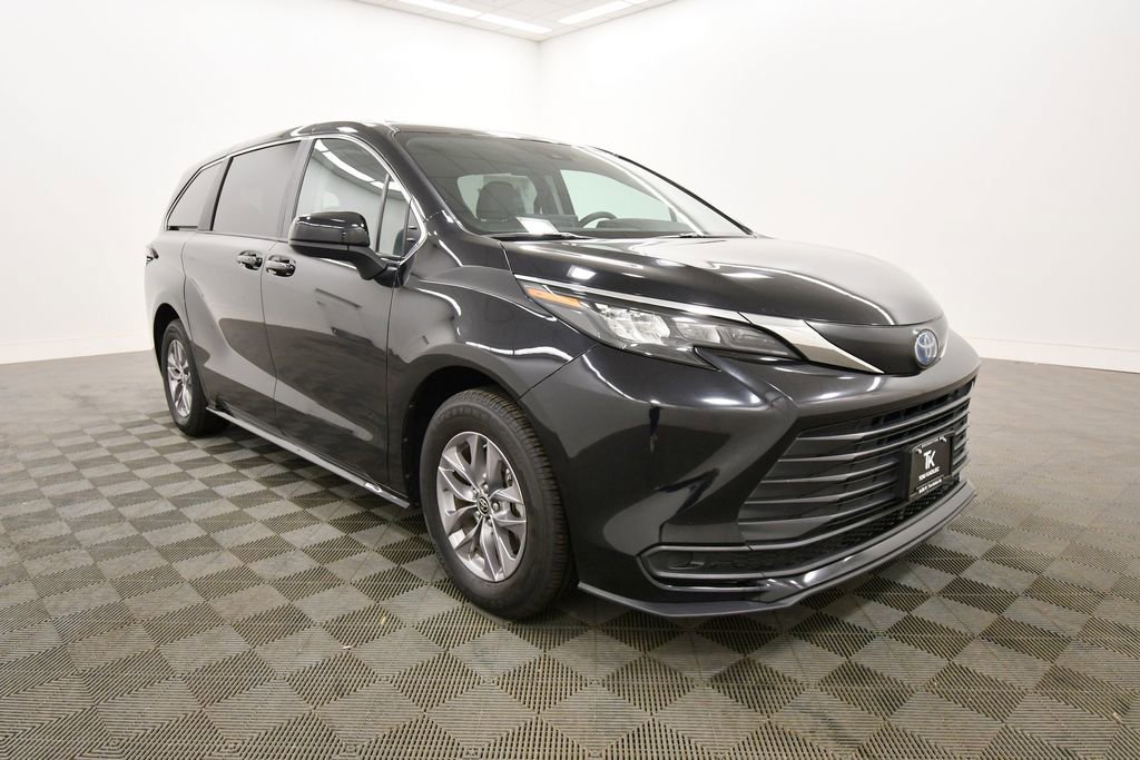Used 2024 Toyota Sienna LE FWD image 10