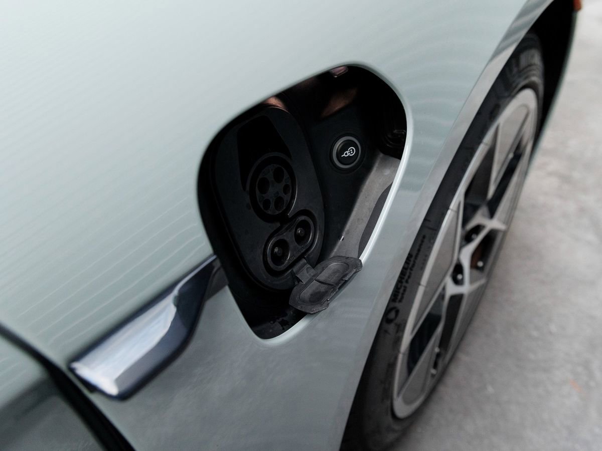 Used 2025 Porsche Taycan image 33