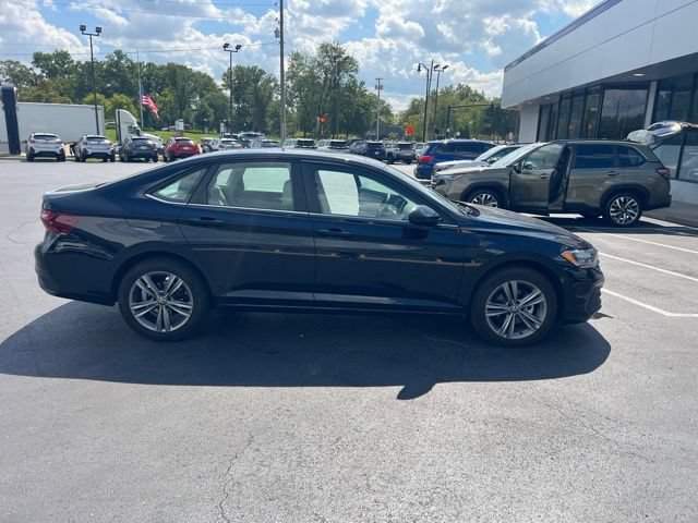 Used 2023 Volkswagen Jetta SE w/ Panoramic Sunroof Package FWD image 2