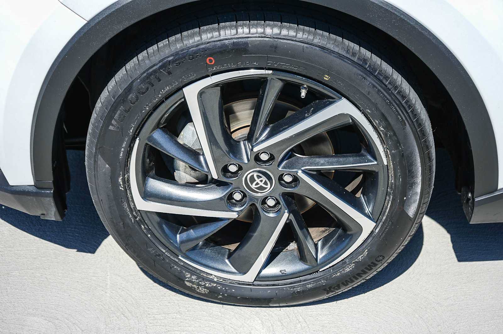 Used 2022 Toyota C-HR Limited FWD image 11