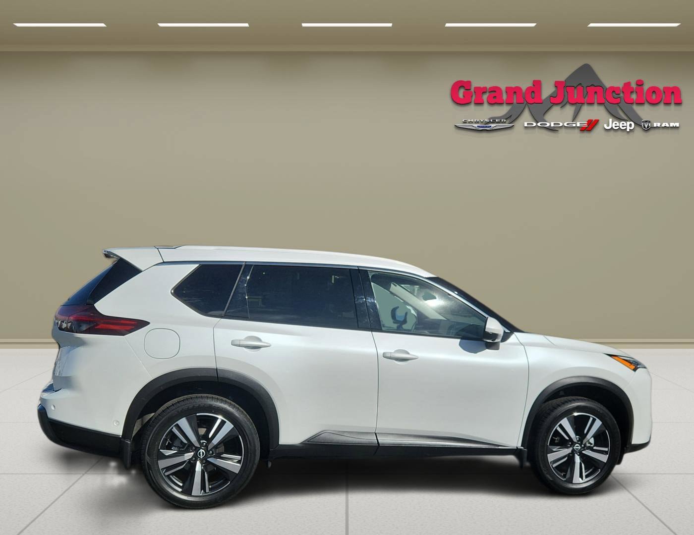 Used 2024 Nissan Rogue SL w/ SL Premium Package AWD/4WD image 3