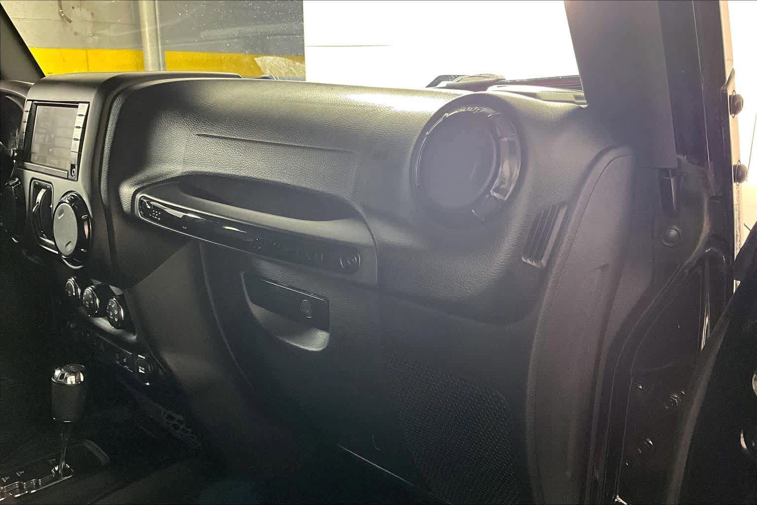Used 2016 Jeep Wrangler Unlimited Sahara AWD/4WD image 17