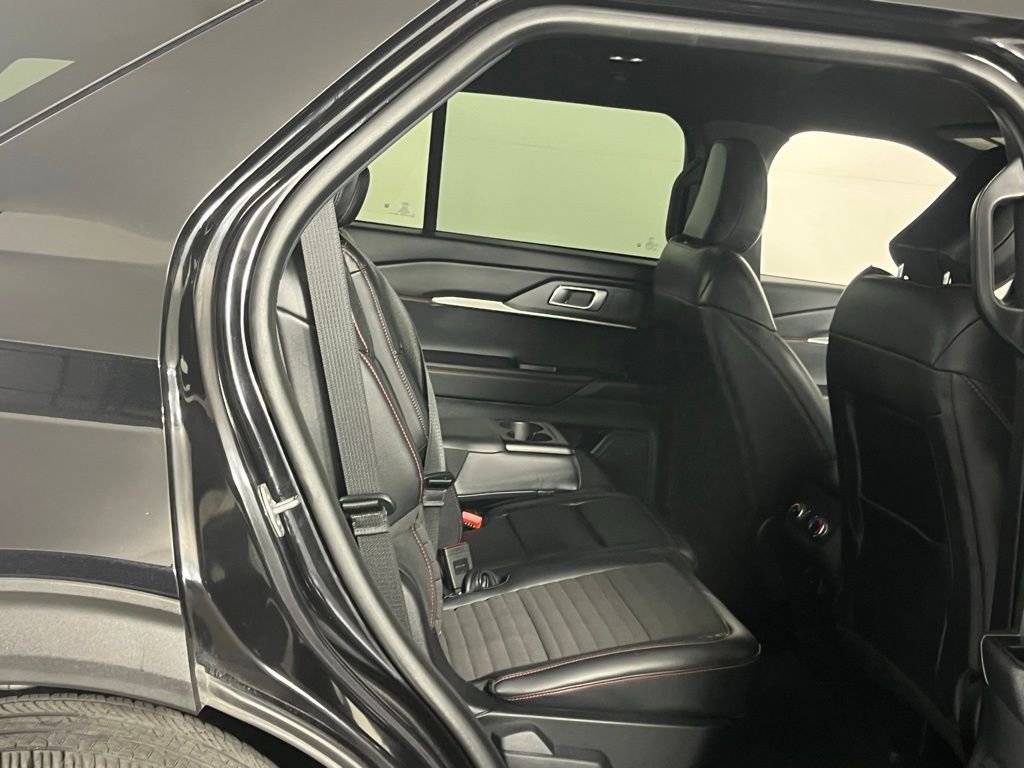 Used 2025 Ford Explorer ST-Line w/ ST-Line Street Pack image 31