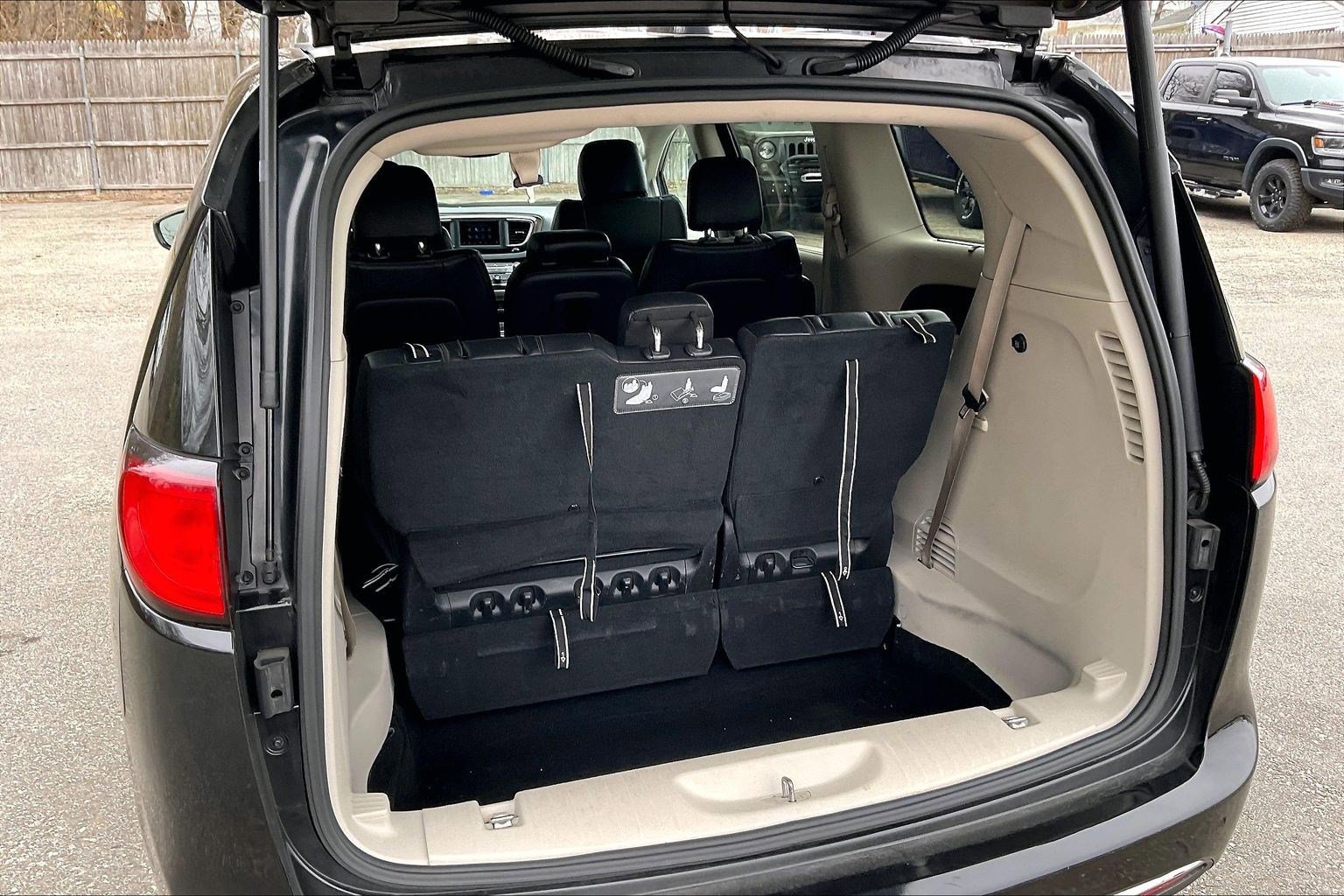 Used 2019 Chrysler Pacifica Touring-L image 32