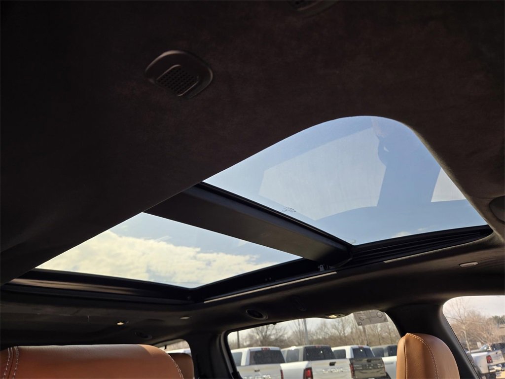 New 2026 Chrysler Pacifica Pinnacle w/ Trailer Tow Group image 9