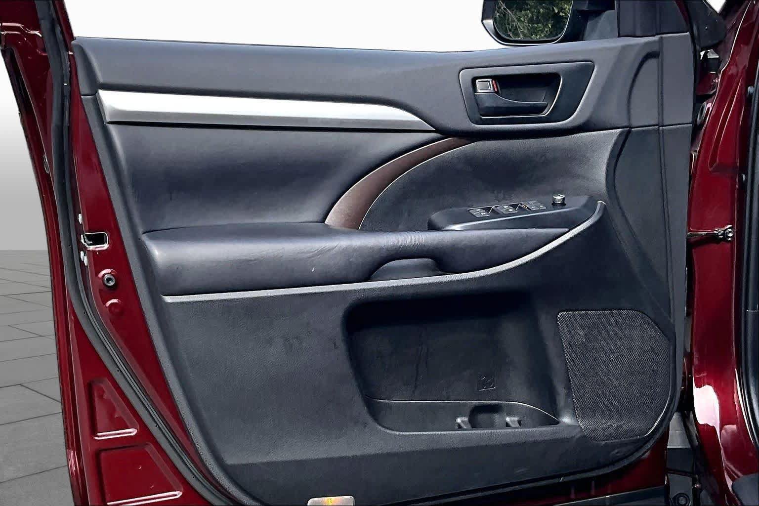 Used 2019 Toyota Highlander Plus AWD/4WD image 17