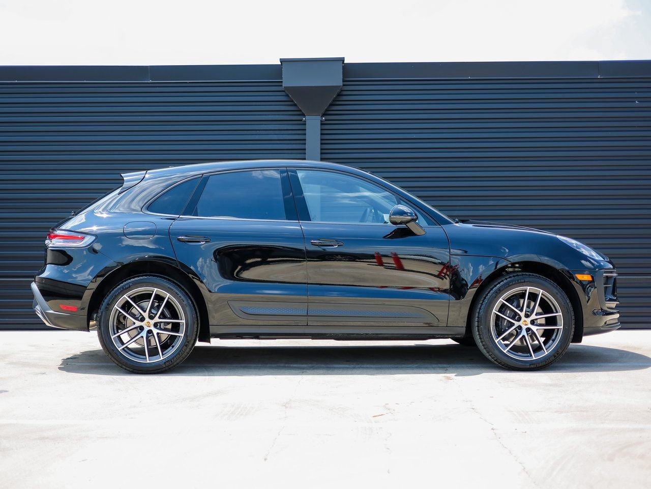 Certified 2026 Porsche Macan AWD/4WD image 8