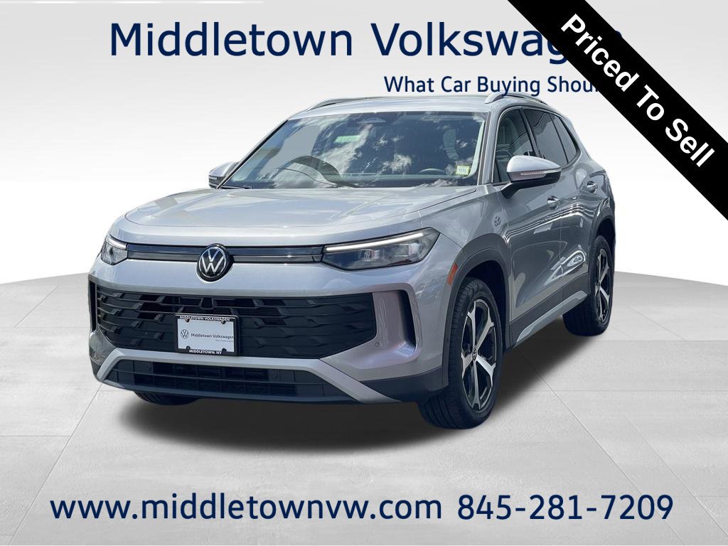 Used 2025 Volkswagen Tiguan SE AWD/4WD image 1