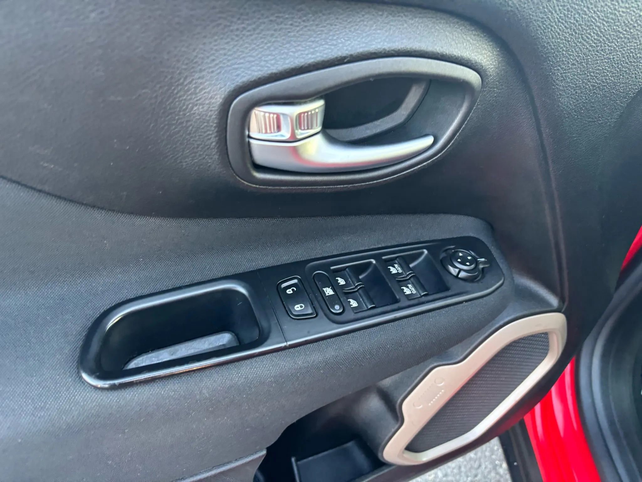 Used 2015 Jeep Renegade Latitude w/ Popular Equipment Group image 20