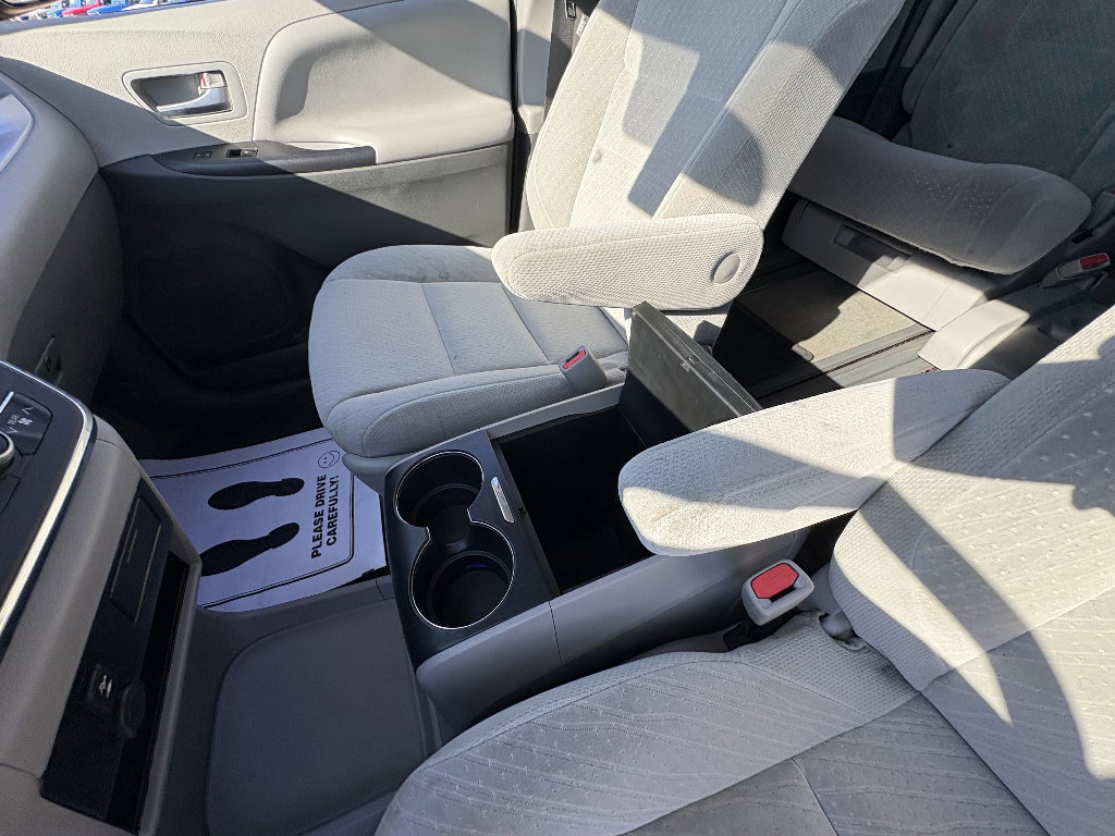 Used 2018 Toyota Sienna LE image 34