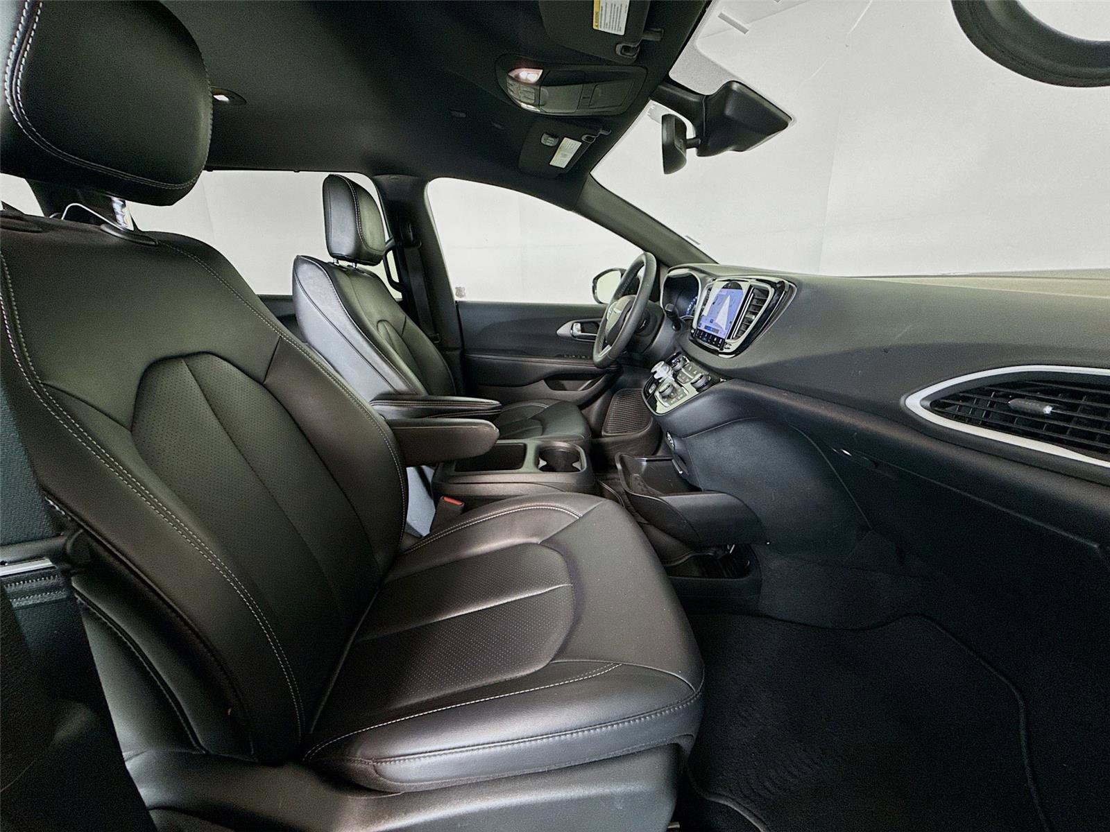 Used 2025 Chrysler Pacifica Select image 25