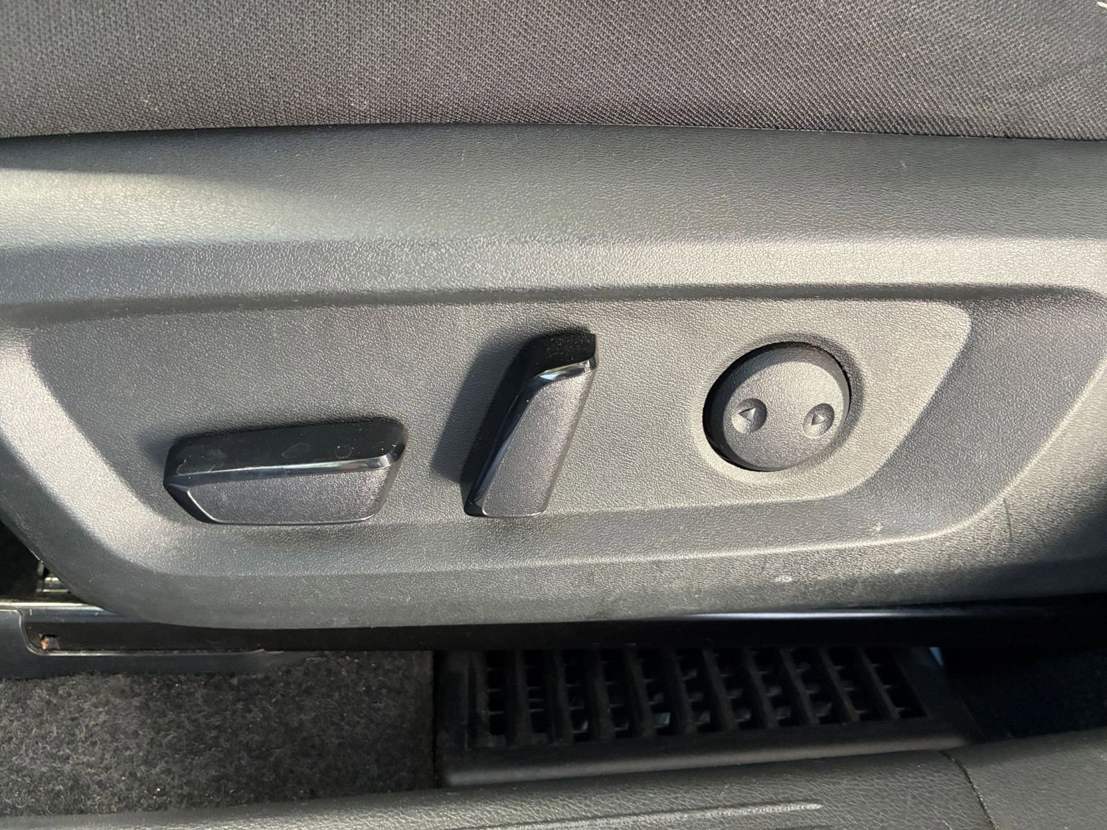 Used 2023 Nissan Rogue SV image 22