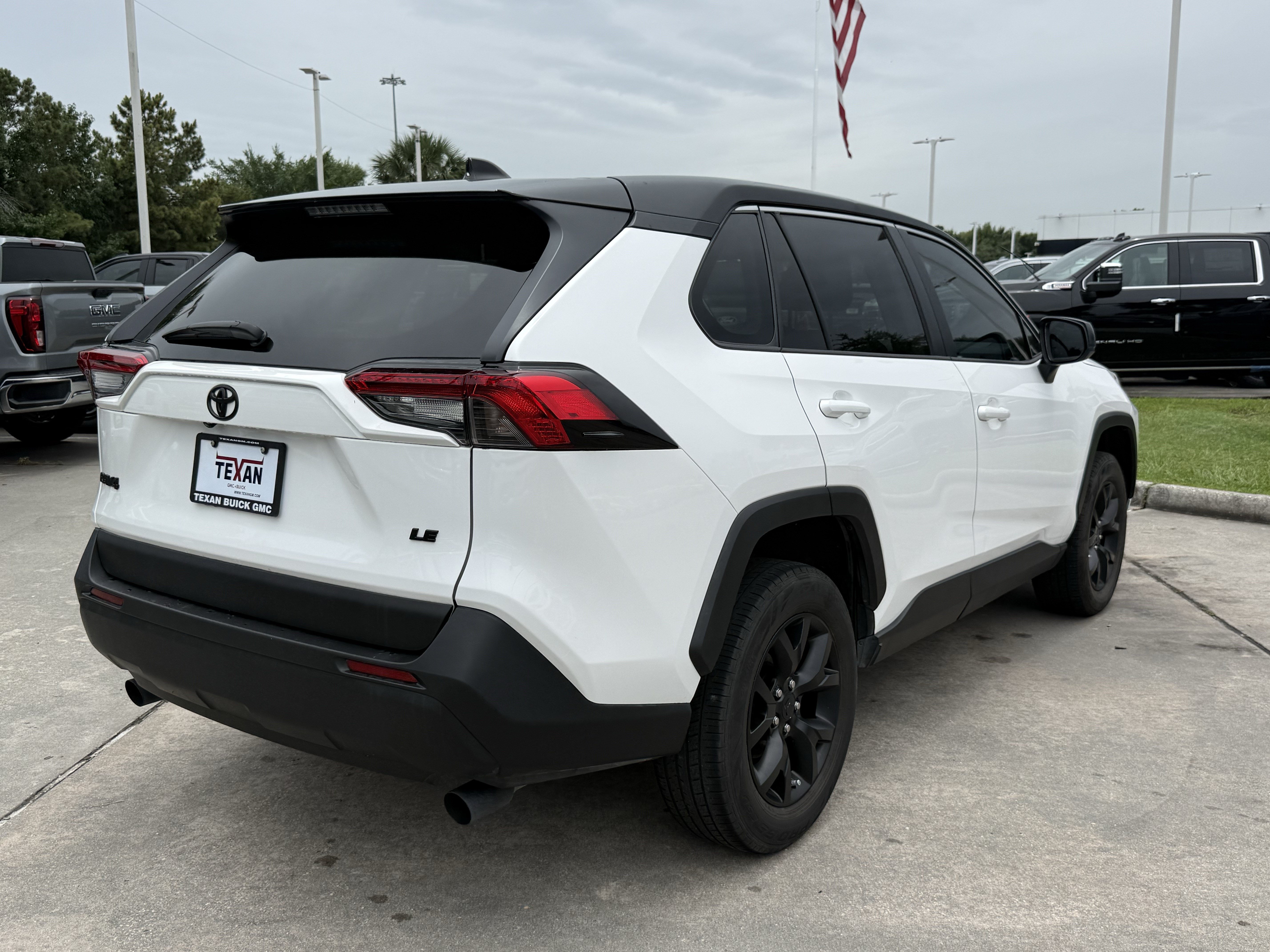 Used 2022 Toyota RAV4 LE FWD image 5