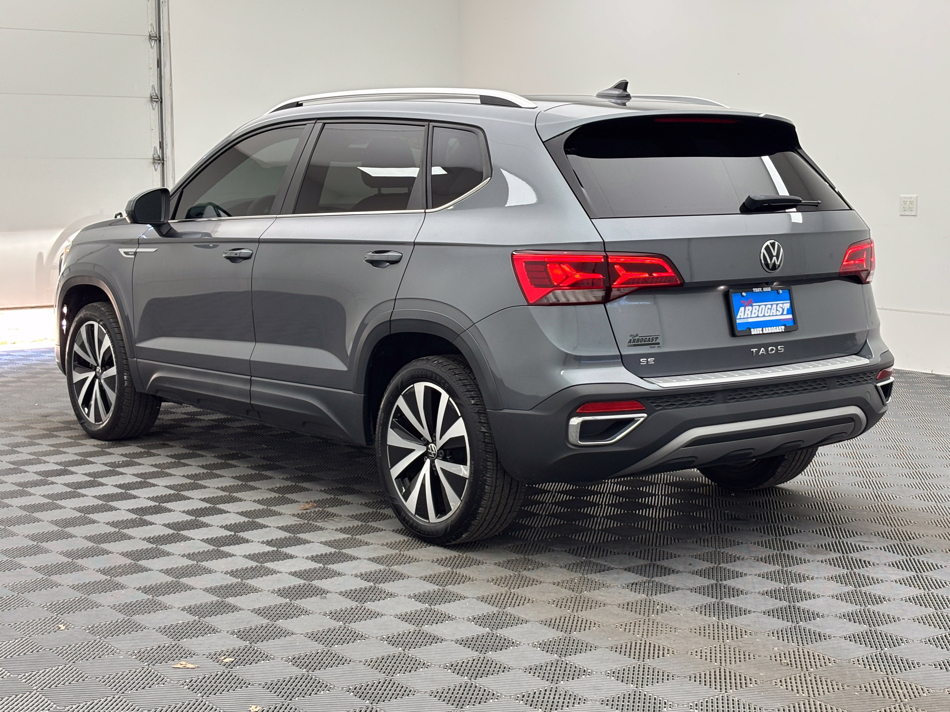 Used 2023 Volkswagen Taos SE w/ Panoramic Sunroof Package FWD image 11