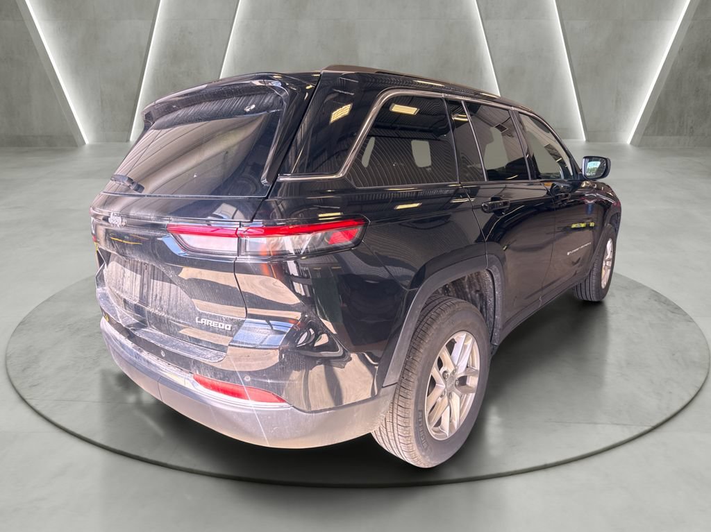 Used 2024 Jeep Grand Cherokee Laredo X AWD/4WD image 5