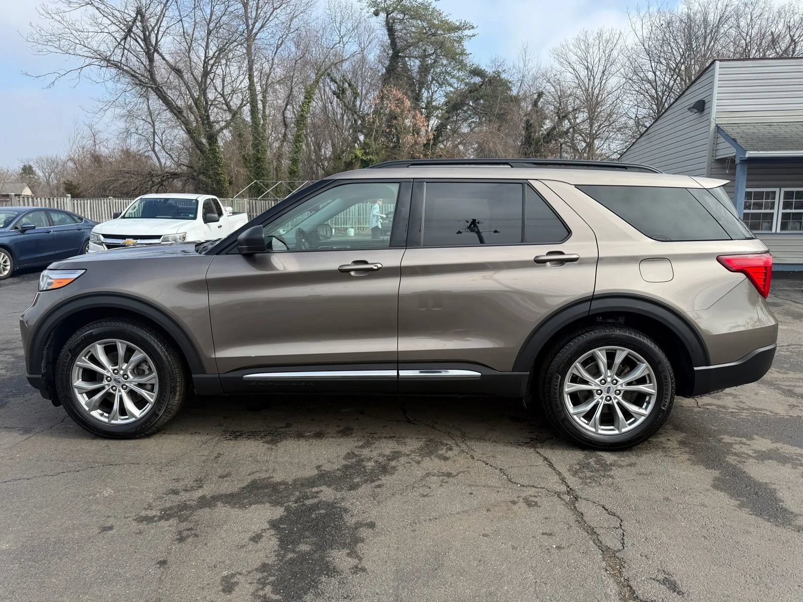 Used 2021 Ford Explorer XLT w/ Equipment Group 202A AWD/4WD image 6