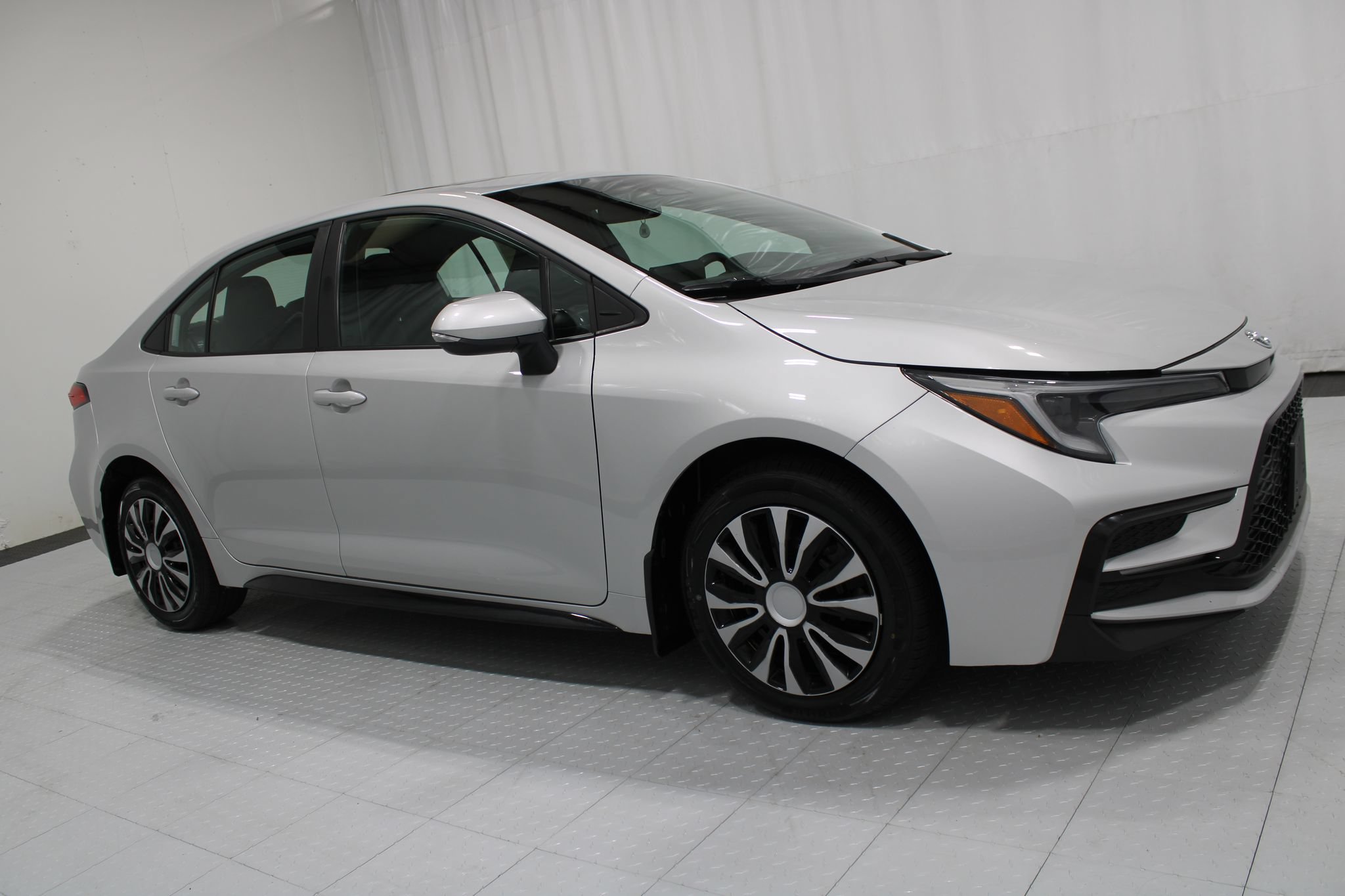 Used 2024 Toyota Corolla SE w/ SE Premium Package FWD image 4
