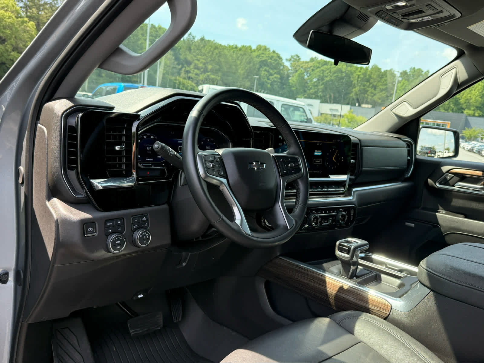Used 2024 Chevrolet Silverado 1500 LT Trail Boss w/ LT Trail Boss Premium Package AWD/4WD image 15