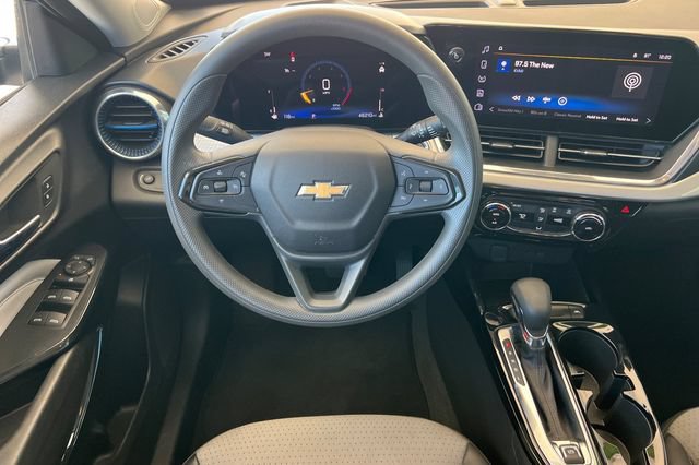 Used 2025 Chevrolet Trax LT FWD image 16