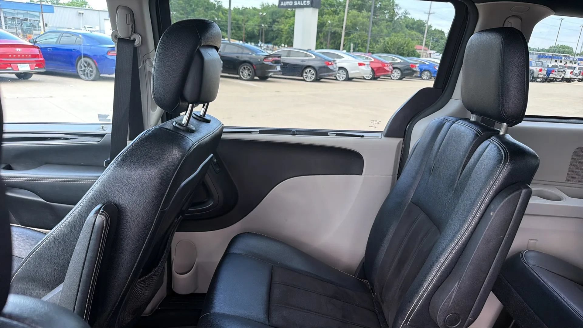 Used 2019 Dodge Grand Caravan SXT w/ Driver Convenience Group FWD image 40