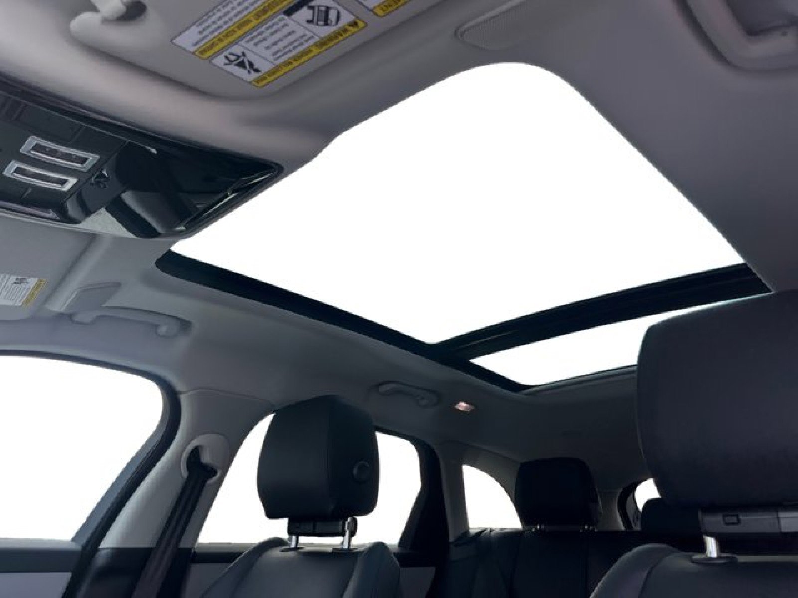 New 2025 Land Rover Range Rover Velar Dynamic SE image 12