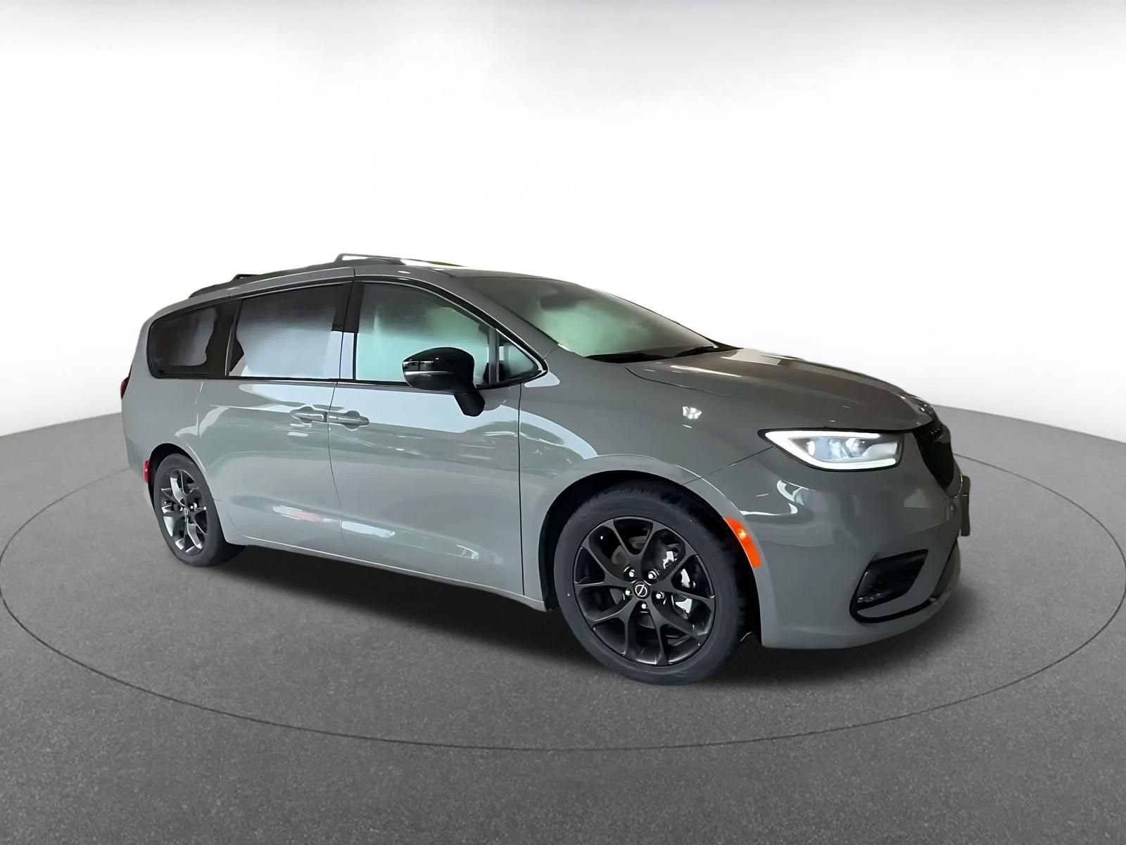 Used 2025 Chrysler Pacifica Limited FWD image 4