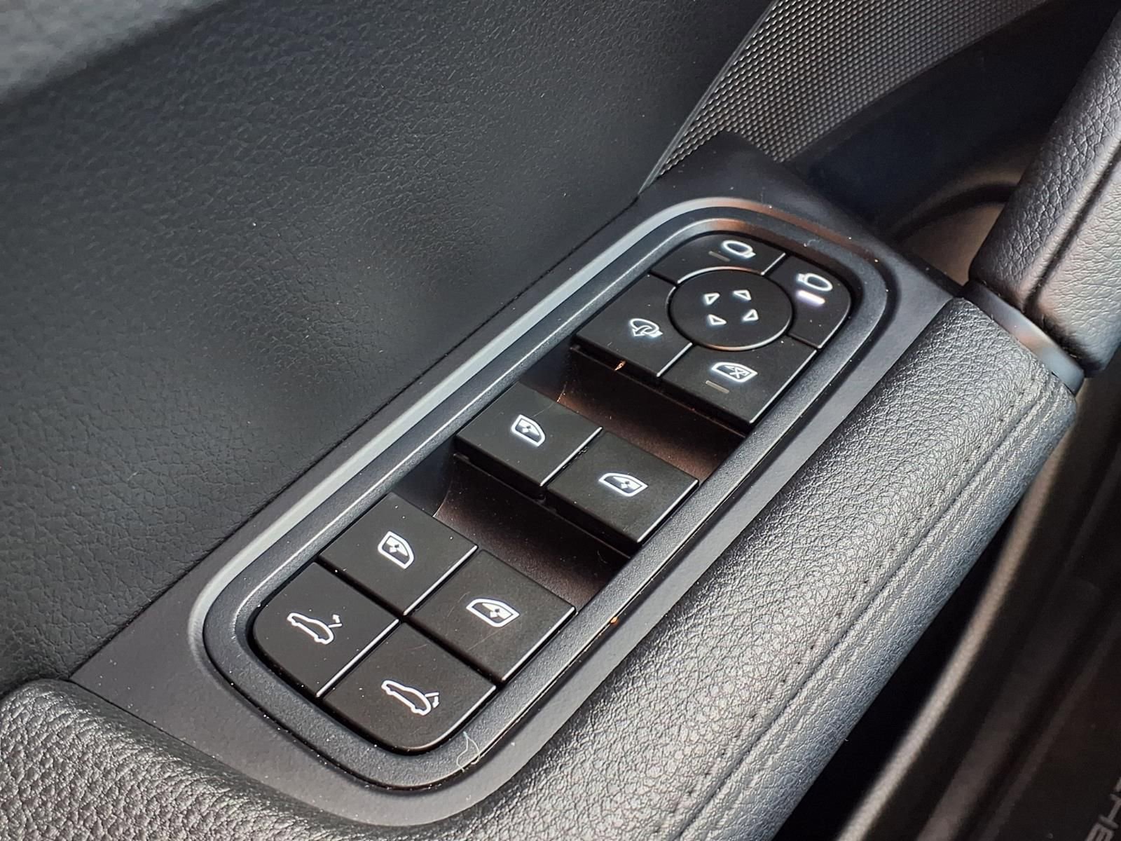 Used 2025 Porsche Cayenne image 22