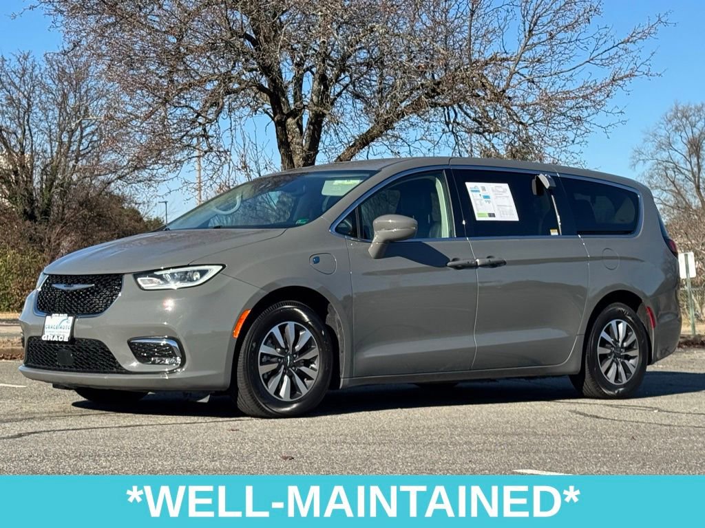 Used 2022 Chrysler Pacifica Touring-L image 3