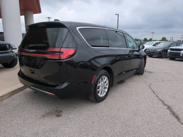 Used 2023 Chrysler Pacifica Touring-L FWD image 31