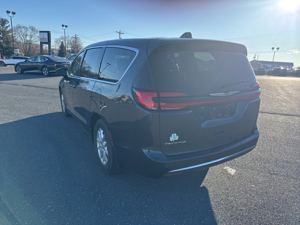Used 2024 Chrysler Pacifica Touring-L image 3