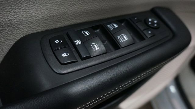 Used 2024 Chrysler Pacifica Touring-L image 29