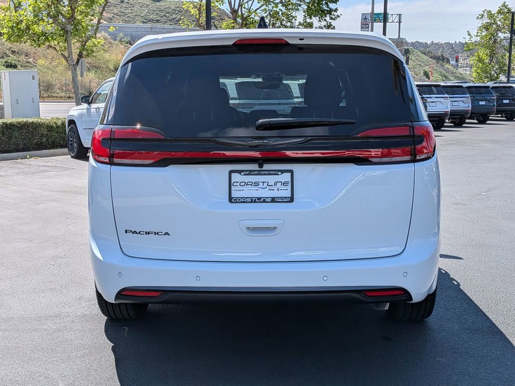 New 2026 Chrysler Pacifica Select image 6