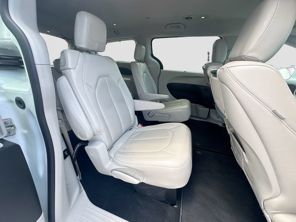 Used 2019 Chrysler Pacifica Touring-L Plus w/ Advanced Safetytec Group FWD image 31