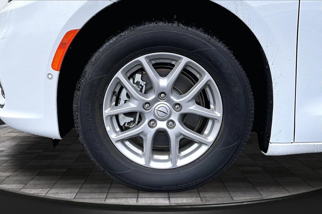 Used 2026 Chrysler Pacifica Select FWD image 31